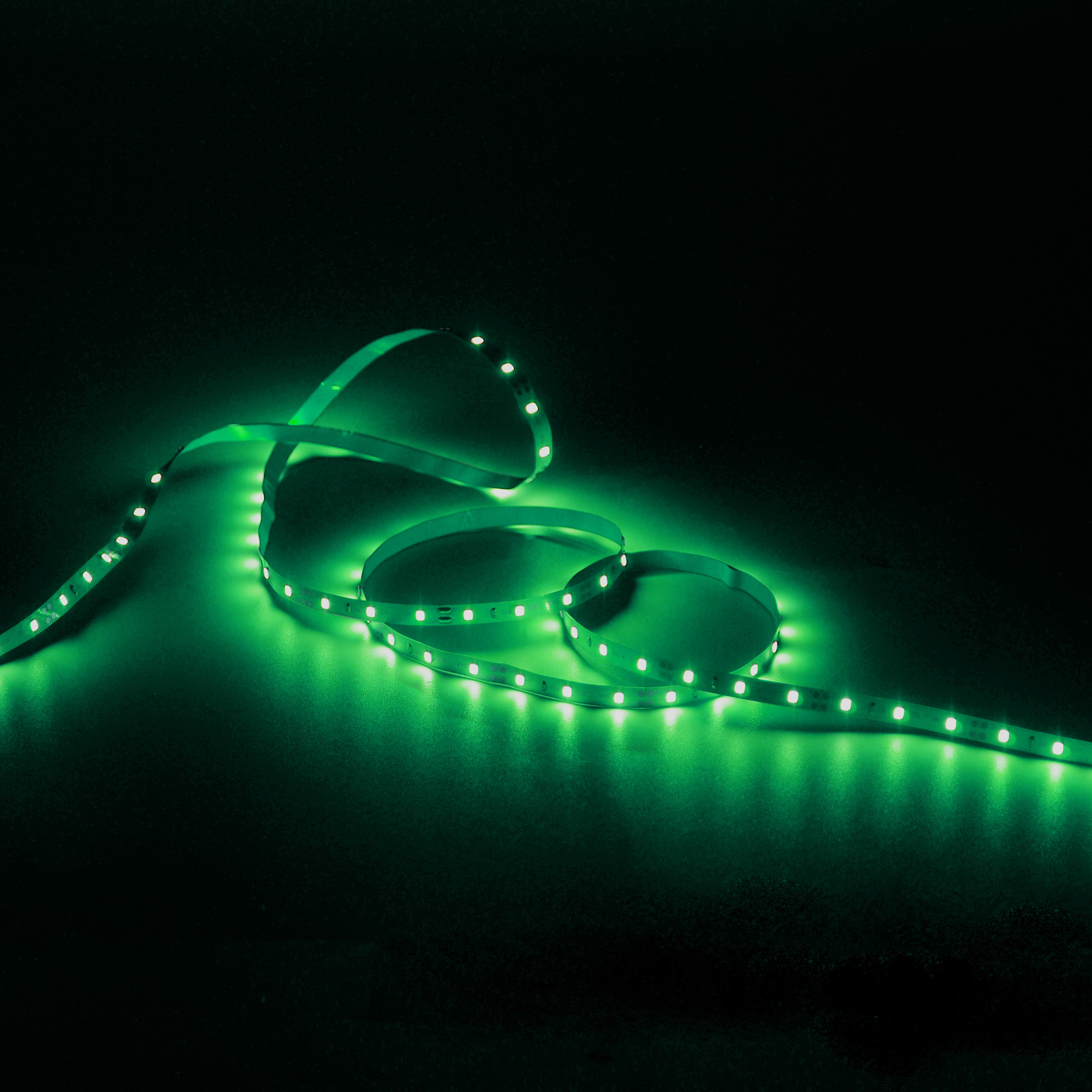 Лента Gauss LED Elementary 2835/60-SMD 4.8W 12V DC зеленый IP20 (ZIP Bag 5м) лента led 2835 60 smd 4 8w 12v dc зеленый блистер 5м