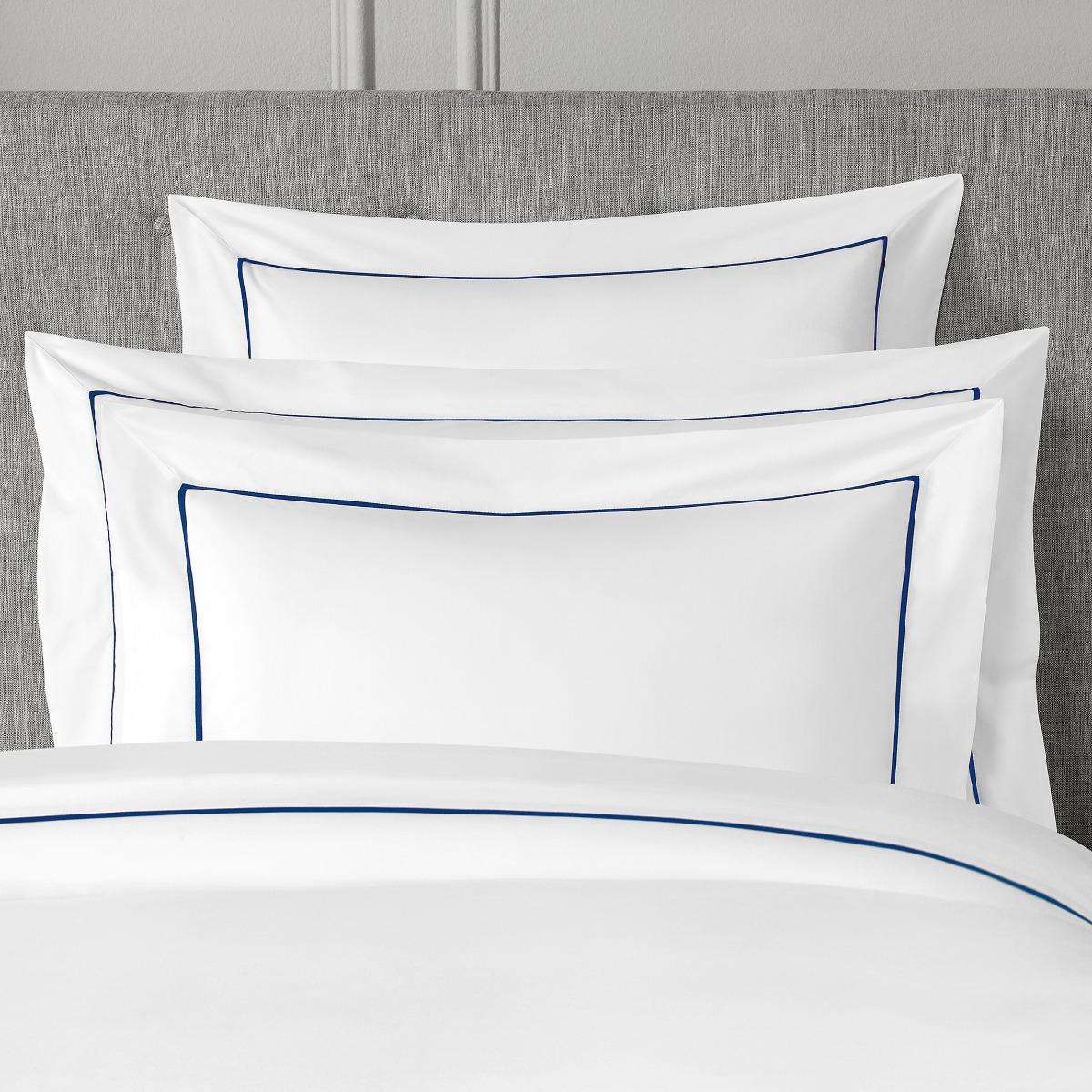 комплект наволочек estia hotel collection белых 70х70 см Комплект наволочек Togas Плаза белый с тёмно-синим 70х70 см