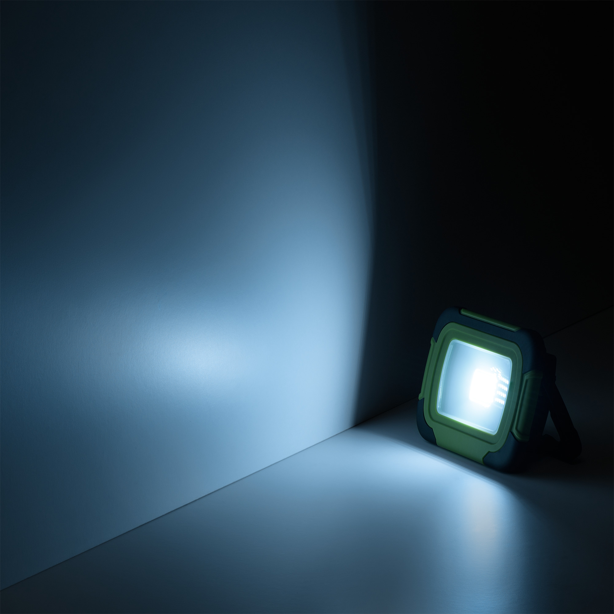 Прожектор аккумуляторный светодиодный Gauss PORTABLE LIGHT 10W 700lm IP44 6500К, цвет 6500 k - фото 2