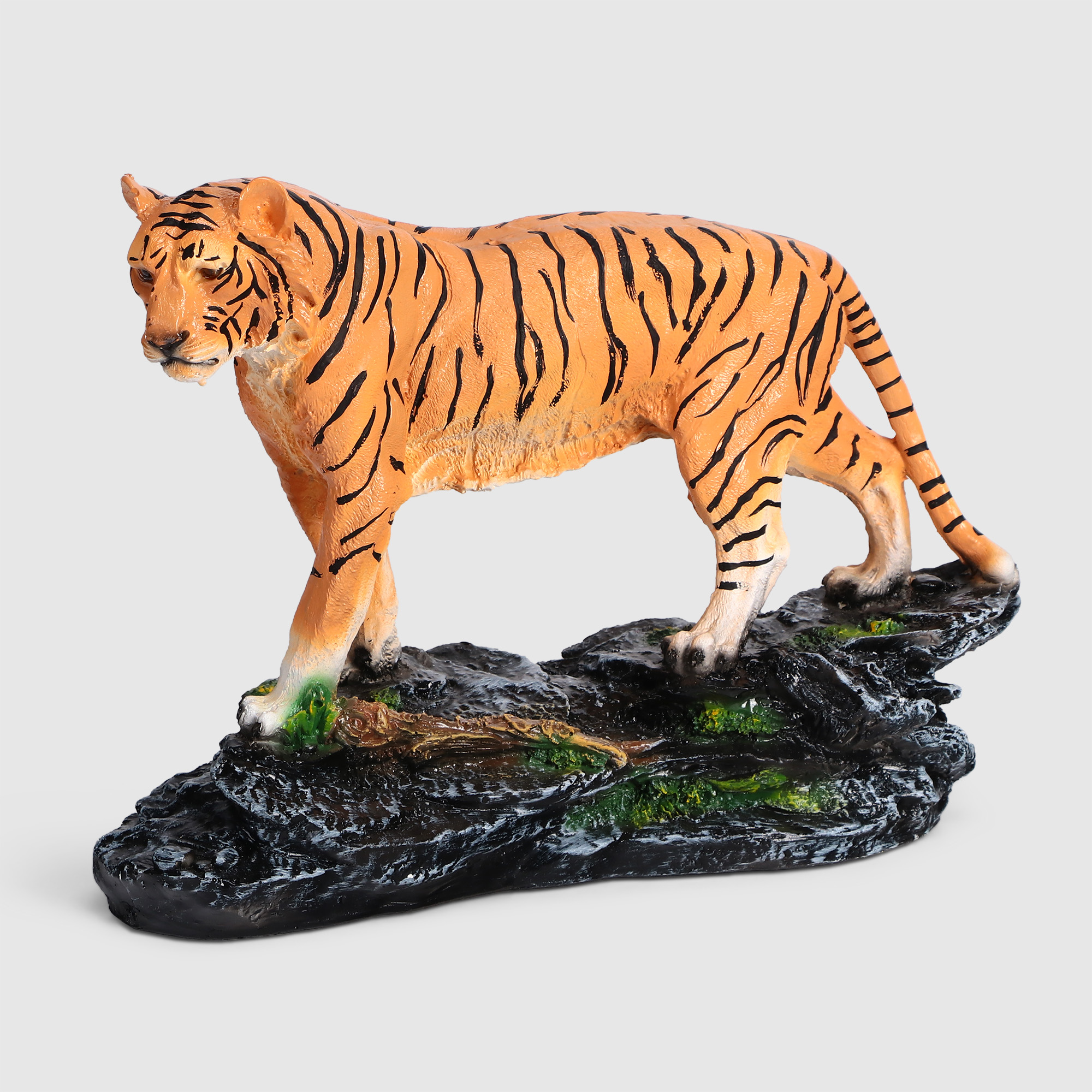 Фигура Тпк полиформ тигр идет по камню 26x12x35 cм бусина тигр бронза