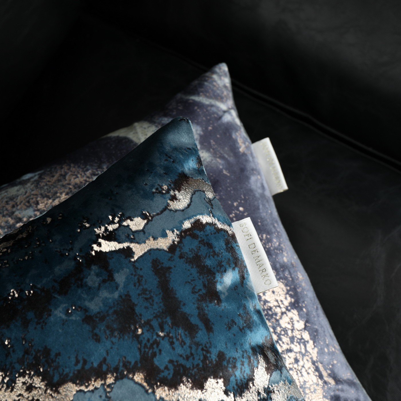 фото Подушка декоративная sofi de marko 45х45 мрамор синяя