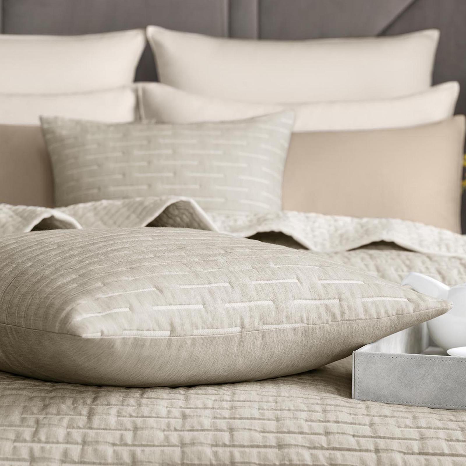 Декоративная подушка Togas Лассен бежевая 45х45 см, цвет бежевый - фото 3