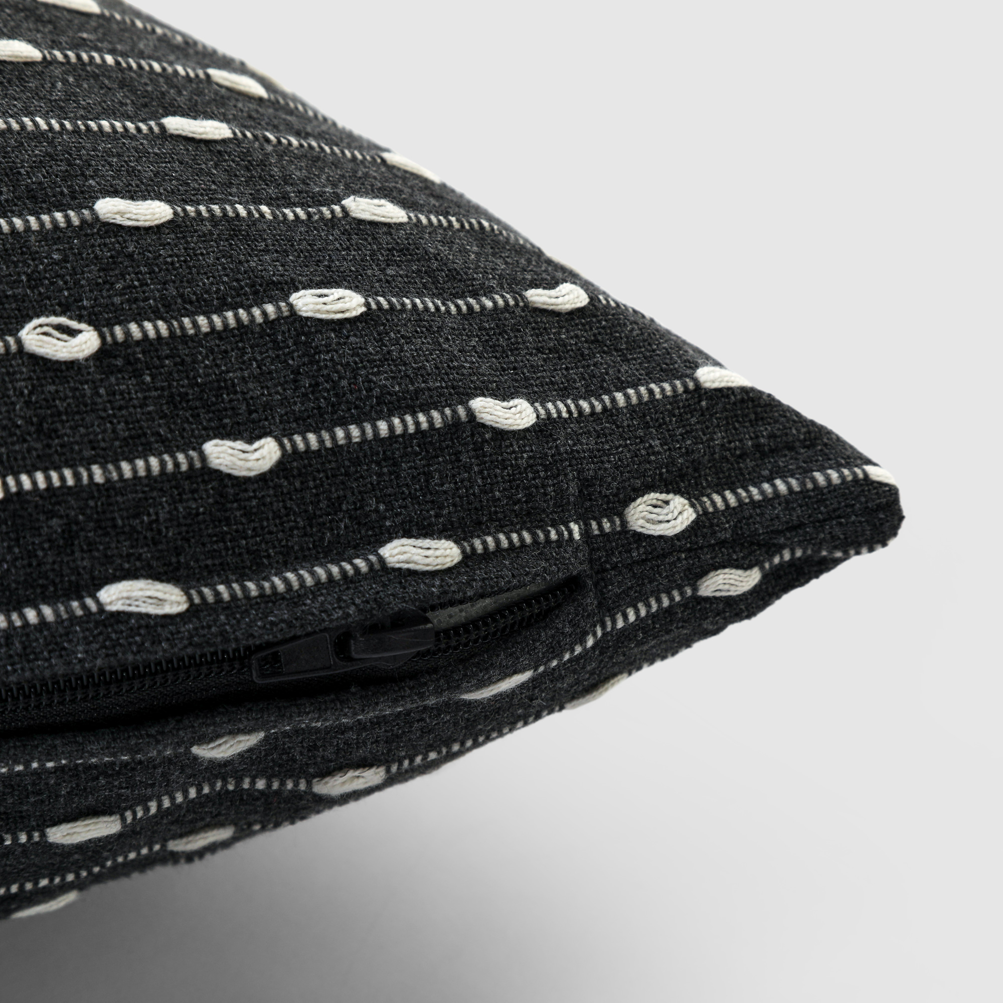 Подушка Homelines textiles point 45х45 см dk grey, цвет темно-серый - фото 5