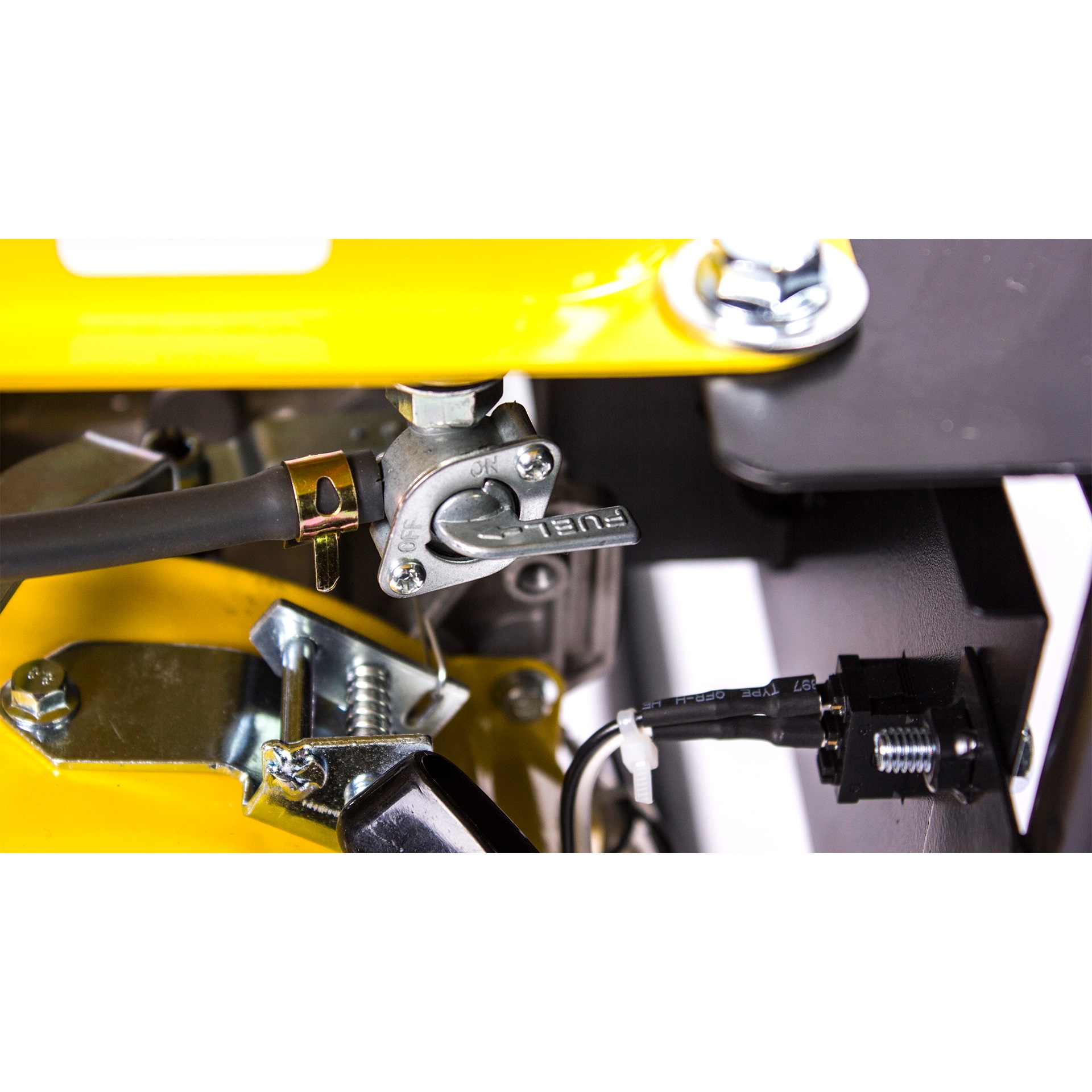 Генератор бензиновый CHAMPION GG1000, цвет желтый - фото 5