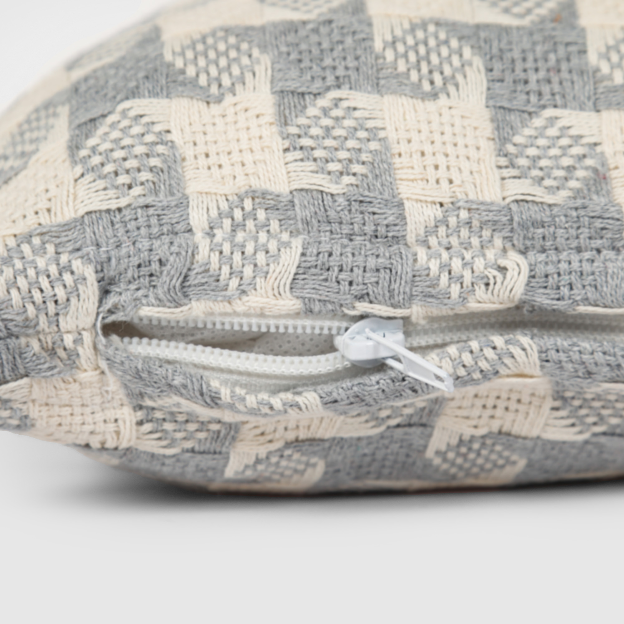 Подушка Homelines textiles Peid-de-Poule grey серая 45х45 см, цвет серый - фото 6
