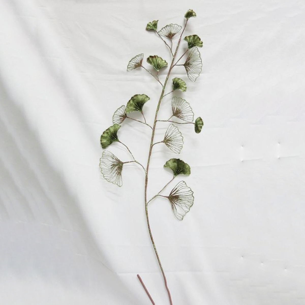 Ветка-гирлянда ChristmasDeluxe гинго оливковая 145 см растение искусственное dekor pap с ами 12x12x28 см