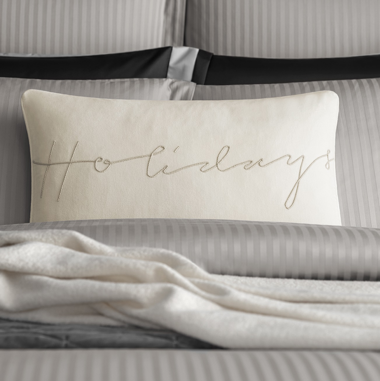 Подушка декоративная Togas Саблетта белая 40х60 см