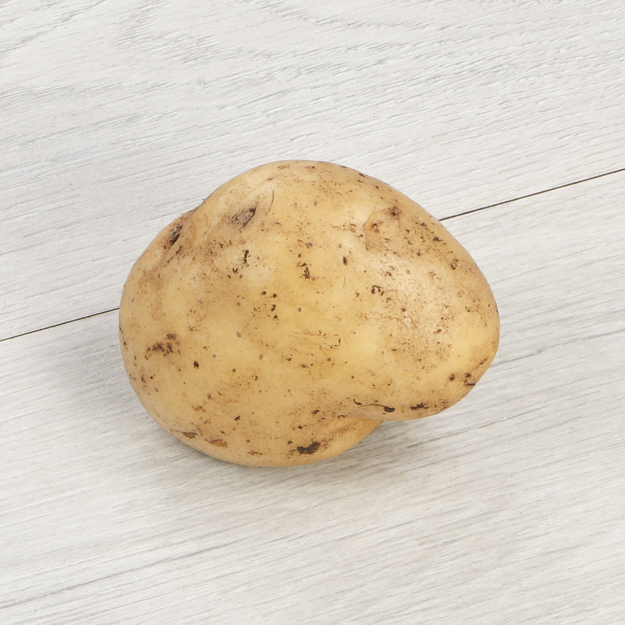 Картофель белый на доска