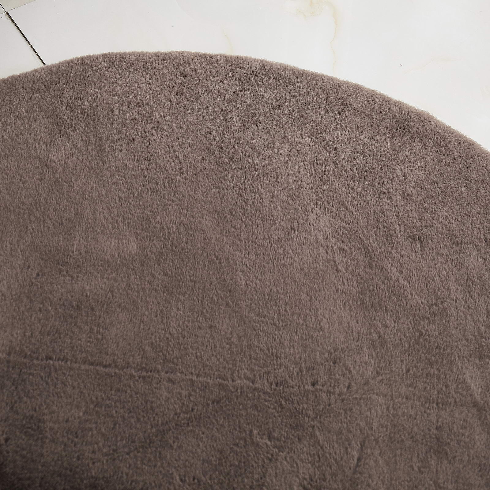 фото Коврик плюшевый sofi de marko шоколадный 100 см