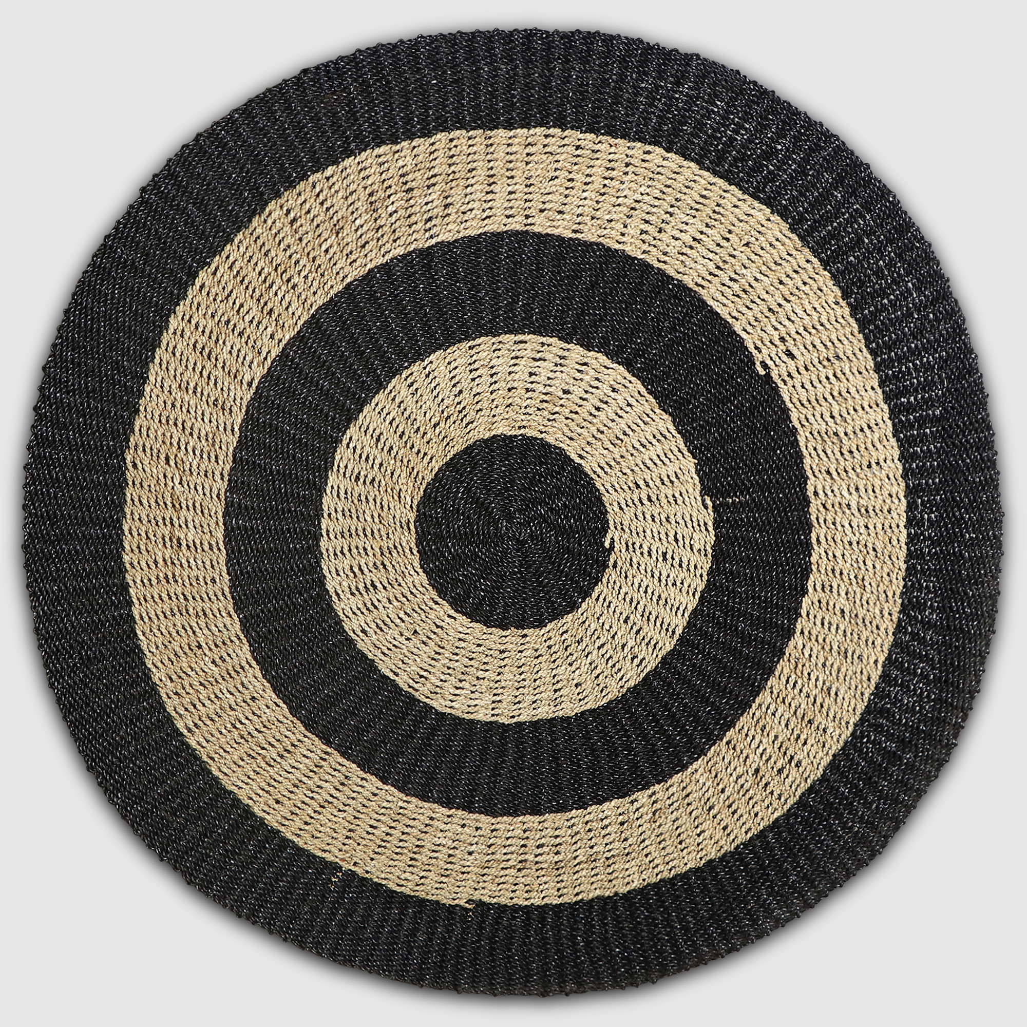Коврик Rattan grand rug tenun nagan в полоску черного и песочного цвета, д 150 см