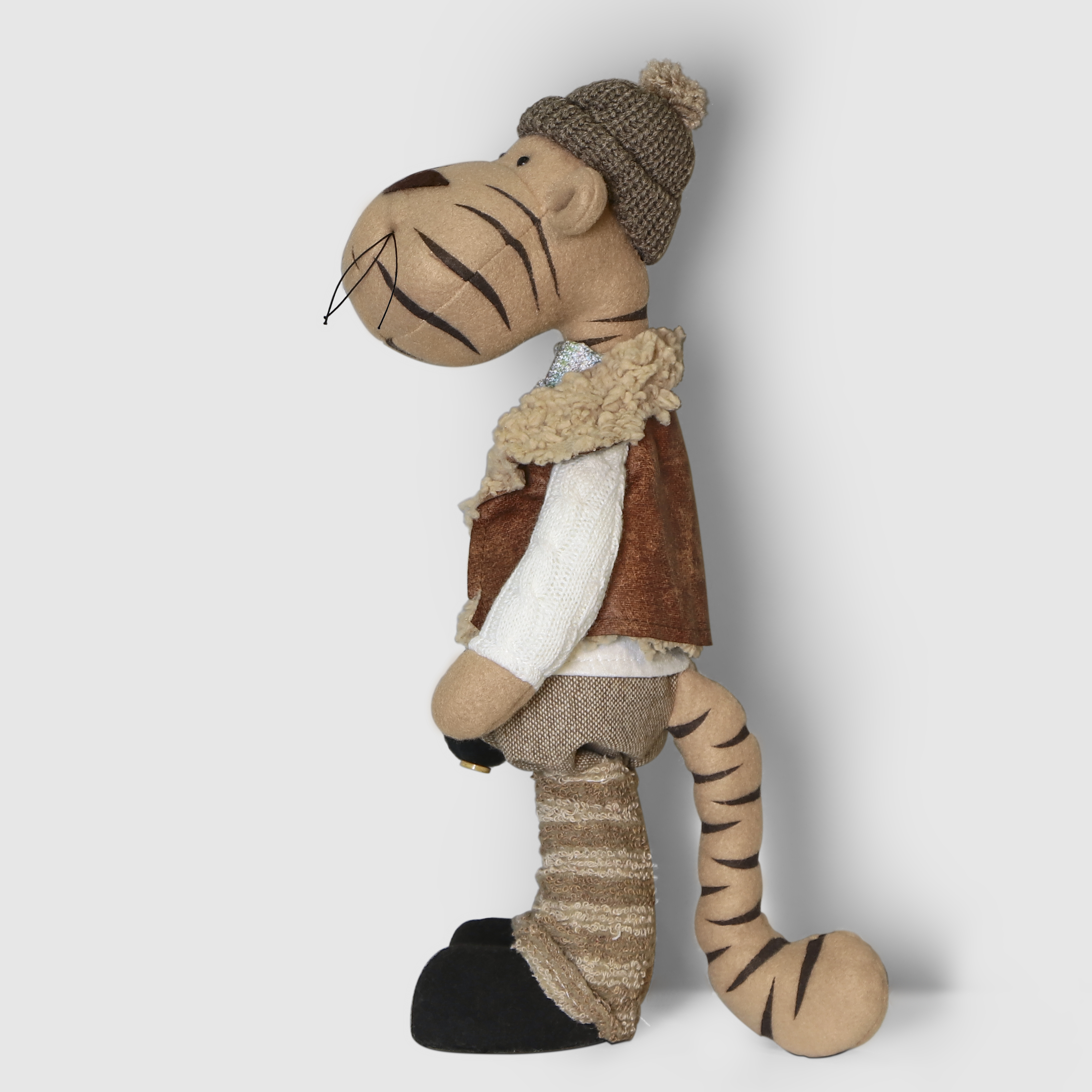 Новогодний декор Sote Toys Тигр в жилетке 40 см, цвет бежевый - фото 2