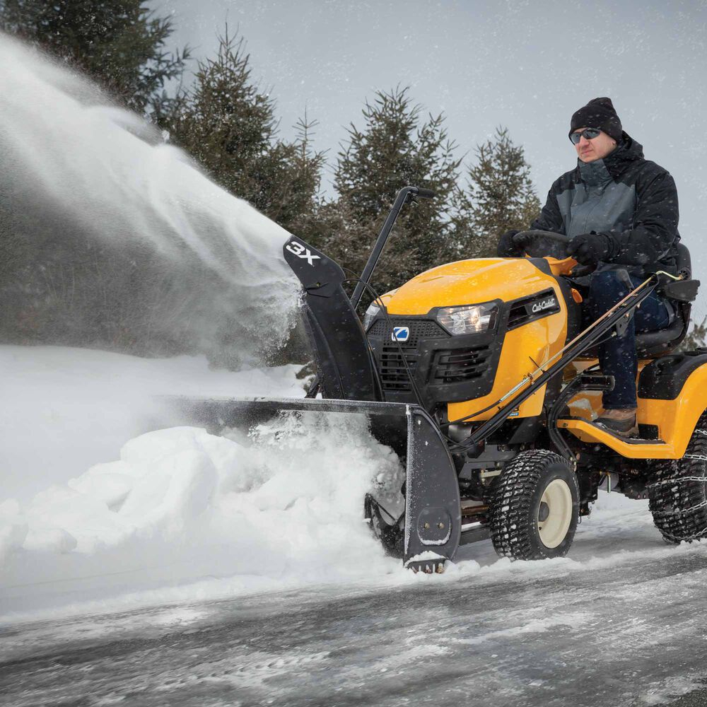 фото Трактор и снегоуборщик cub cadet