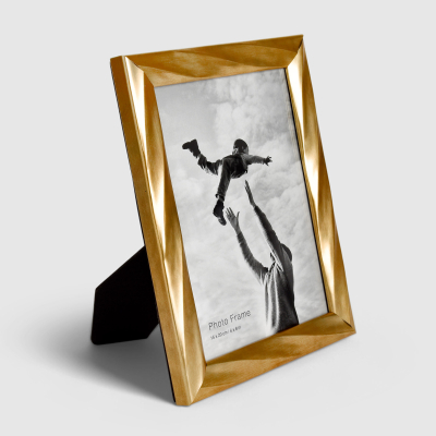 Изображение товара Фоторамка Intco золотистая 15х20 см