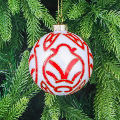 Изображение товара Стеклянный новогодний шар Yancheng Shiny молочный с бордовым узором 8 см