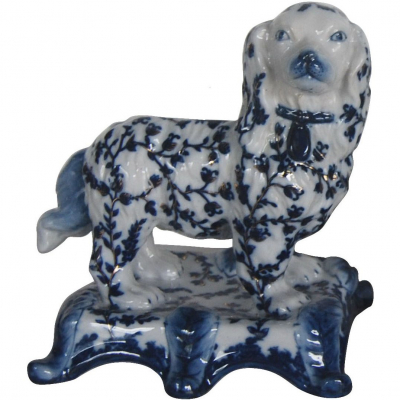 Изображение товара Декоративная фигура Glasar собака на пьедестале 19х18х23 см из фарфора и бронзы